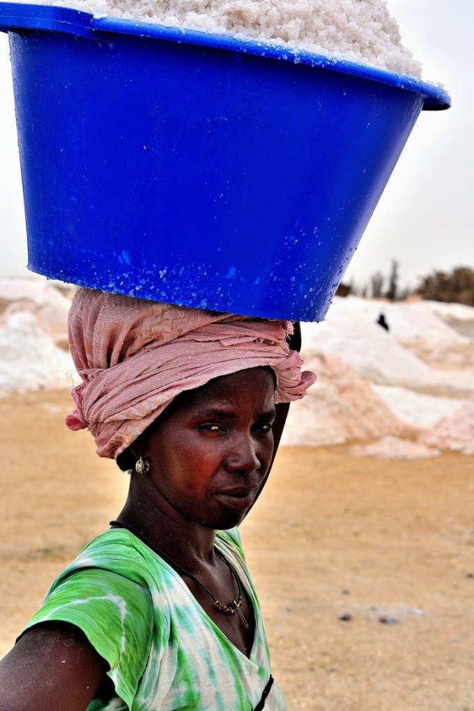 Femme malienne “employée” par le syndicat des exploitants du lac Rebtha . P. Tabary Mai 2017