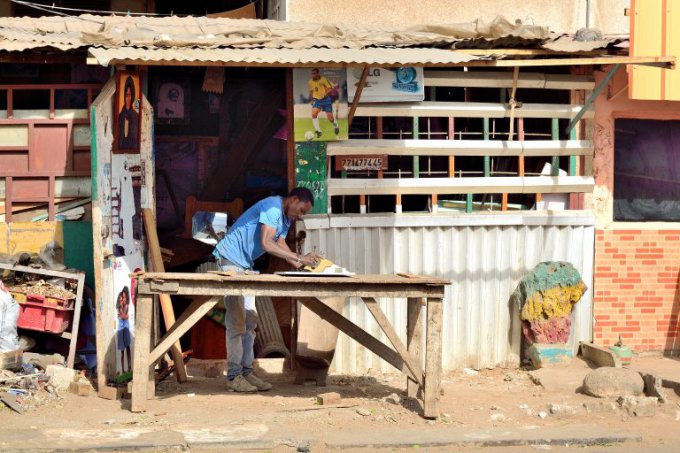 Artisan ébéniste à Dakar -Sénégal. Pascal Tabary Mai 2017