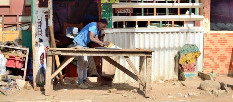 Artisan ébéniste à Dakar -Sénégal. Pascal Tabary Mai 2017